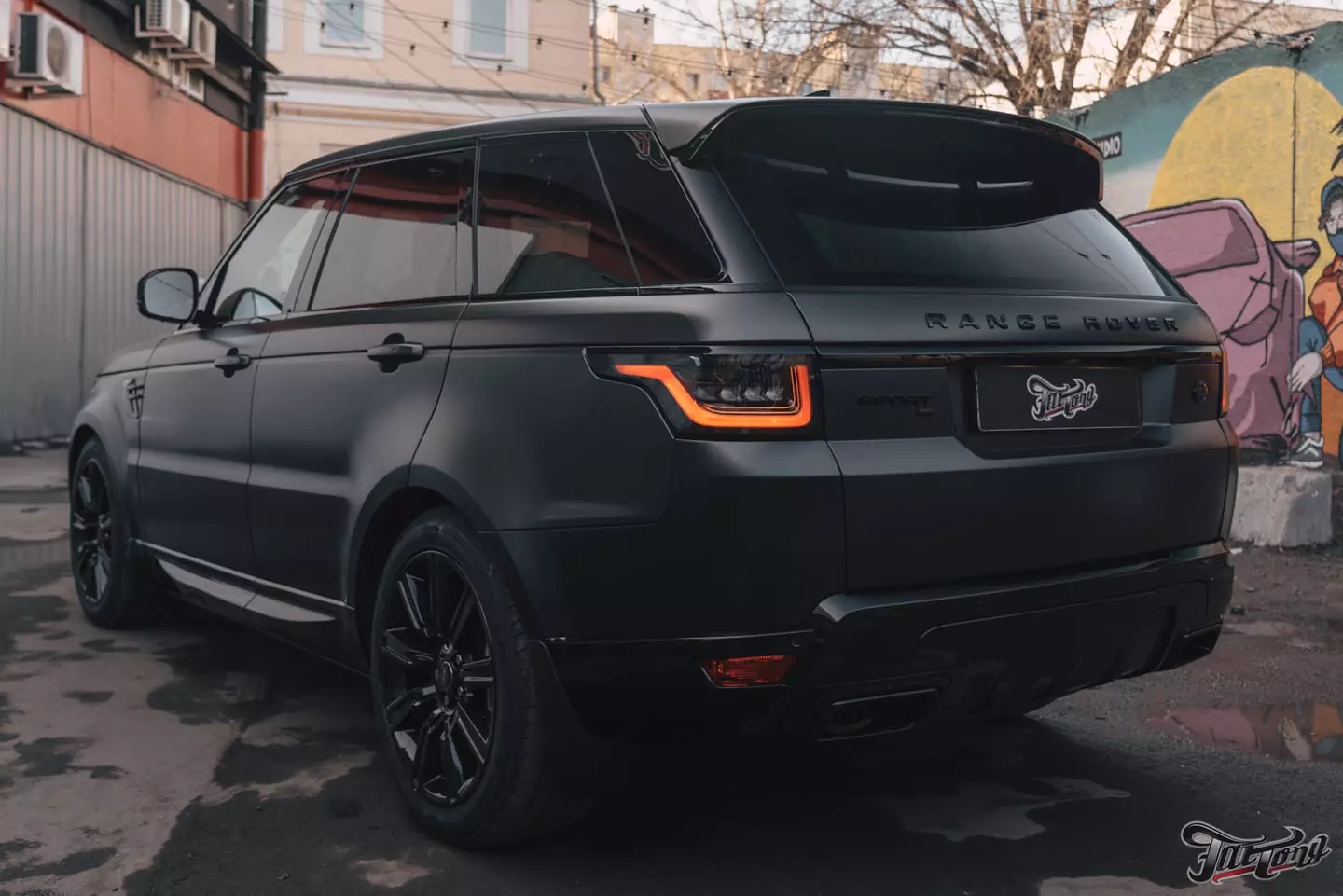 Новый образ Range Rover Sport: оклейка в матовый полиуретан, шумоизоляция дверей, выдвижные пороги. Сравним матовый и глянцевый автомобили!